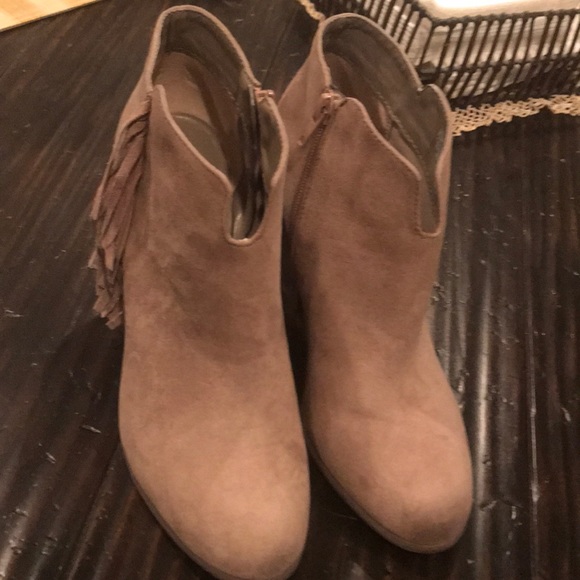 CARLOS SANTANA Tan Ankle Boots. Size 6 1/2. - Picture 2 of 6
